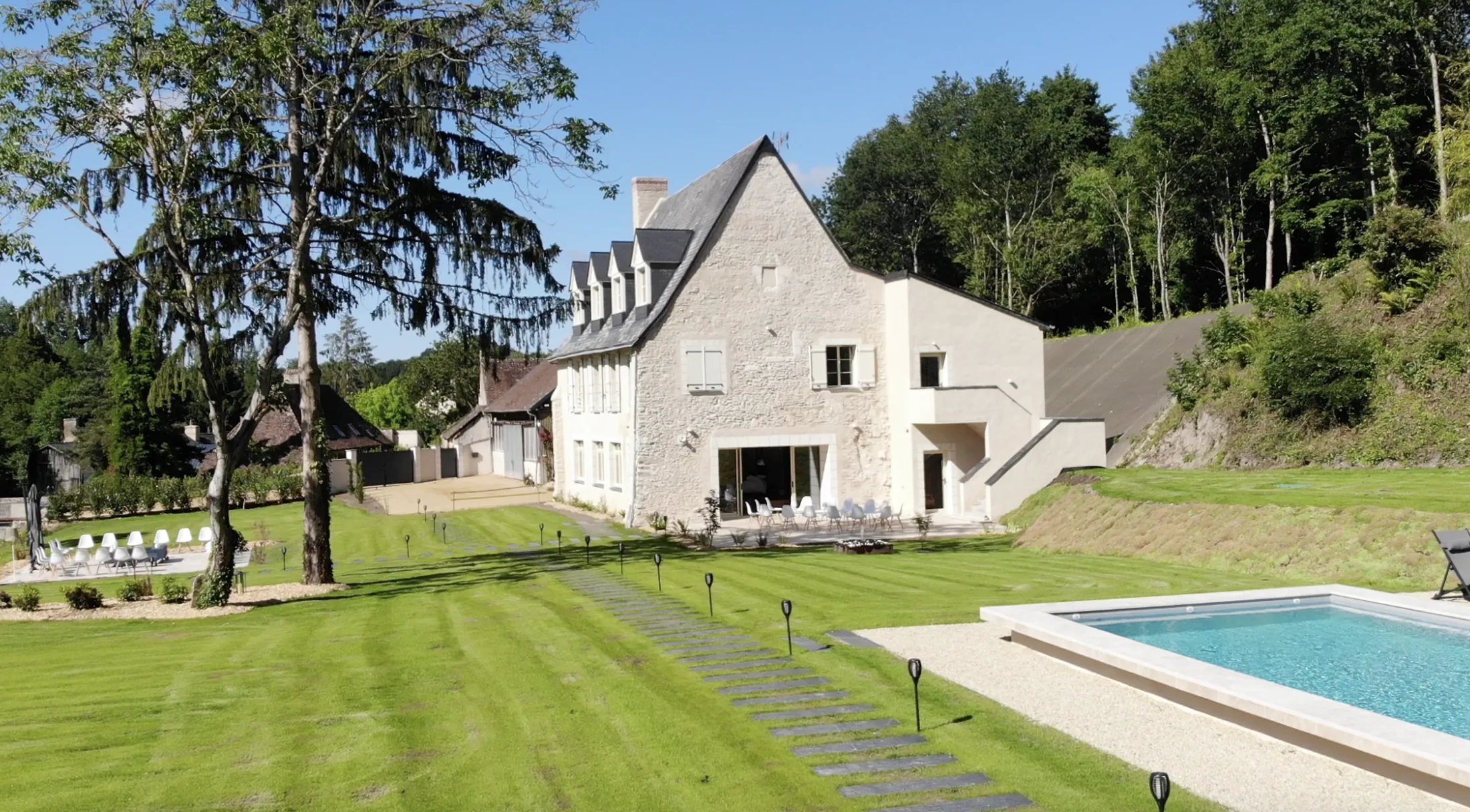 La façade et la piscine chauffée