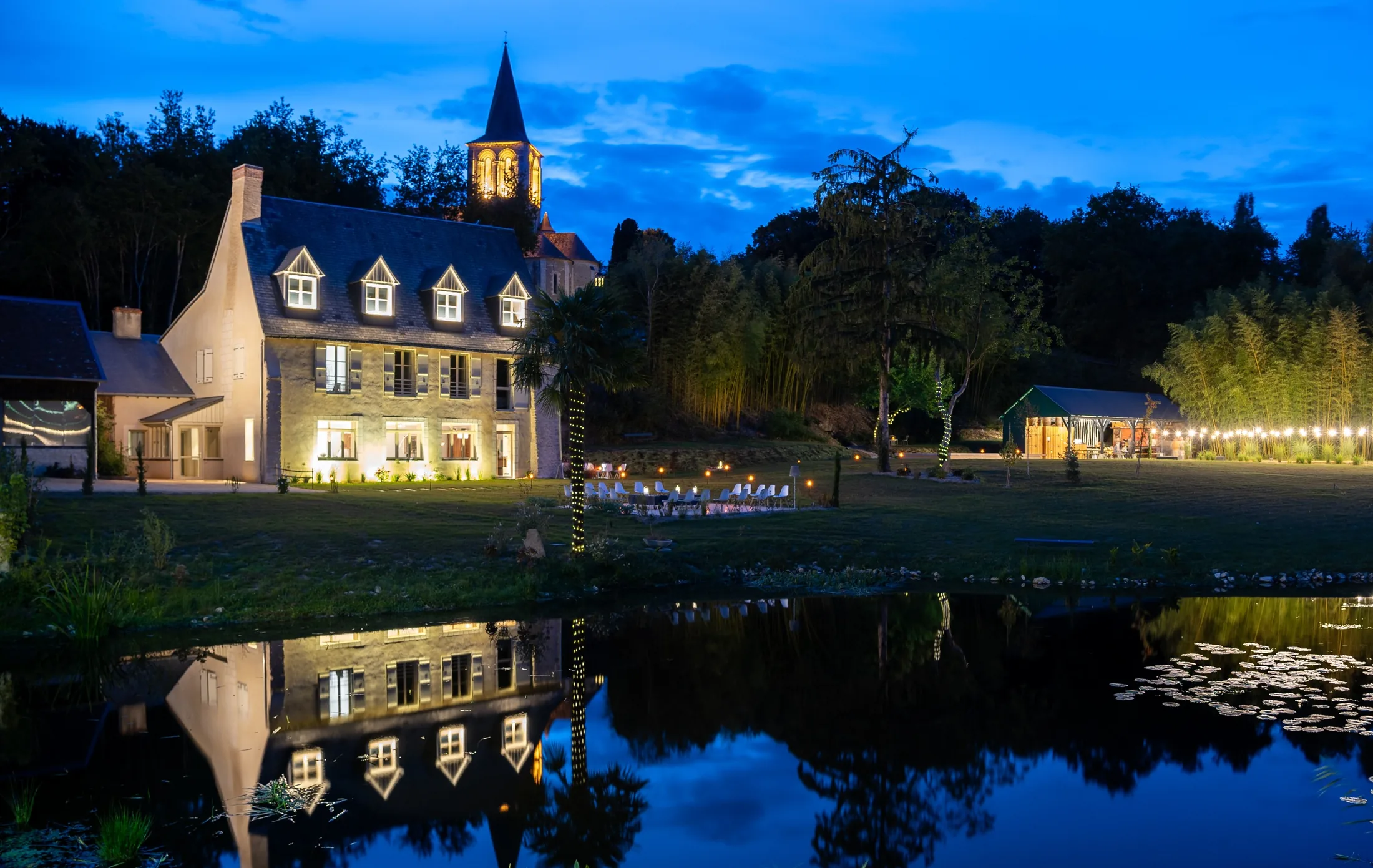 Le domaine illuminé, la nuit