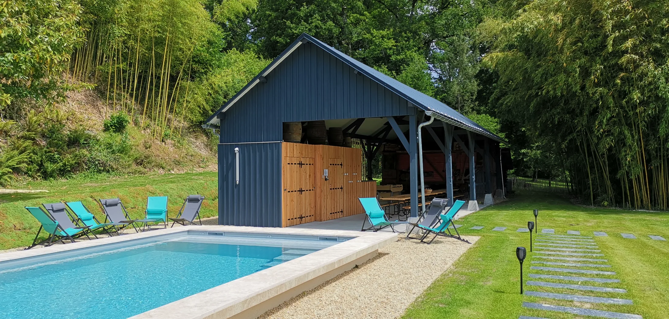 La piscine et son abri