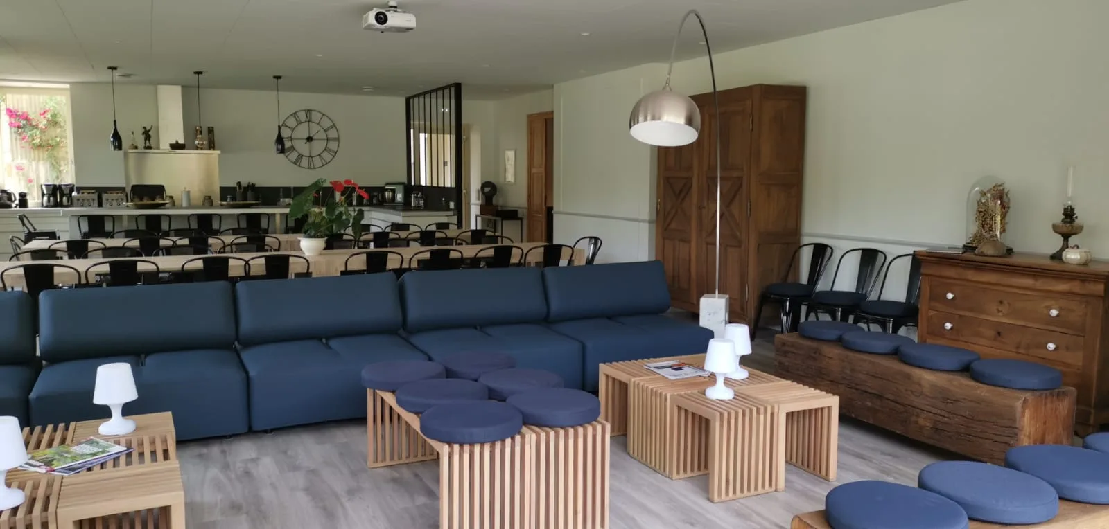 La pièce de vie : salon et grande table