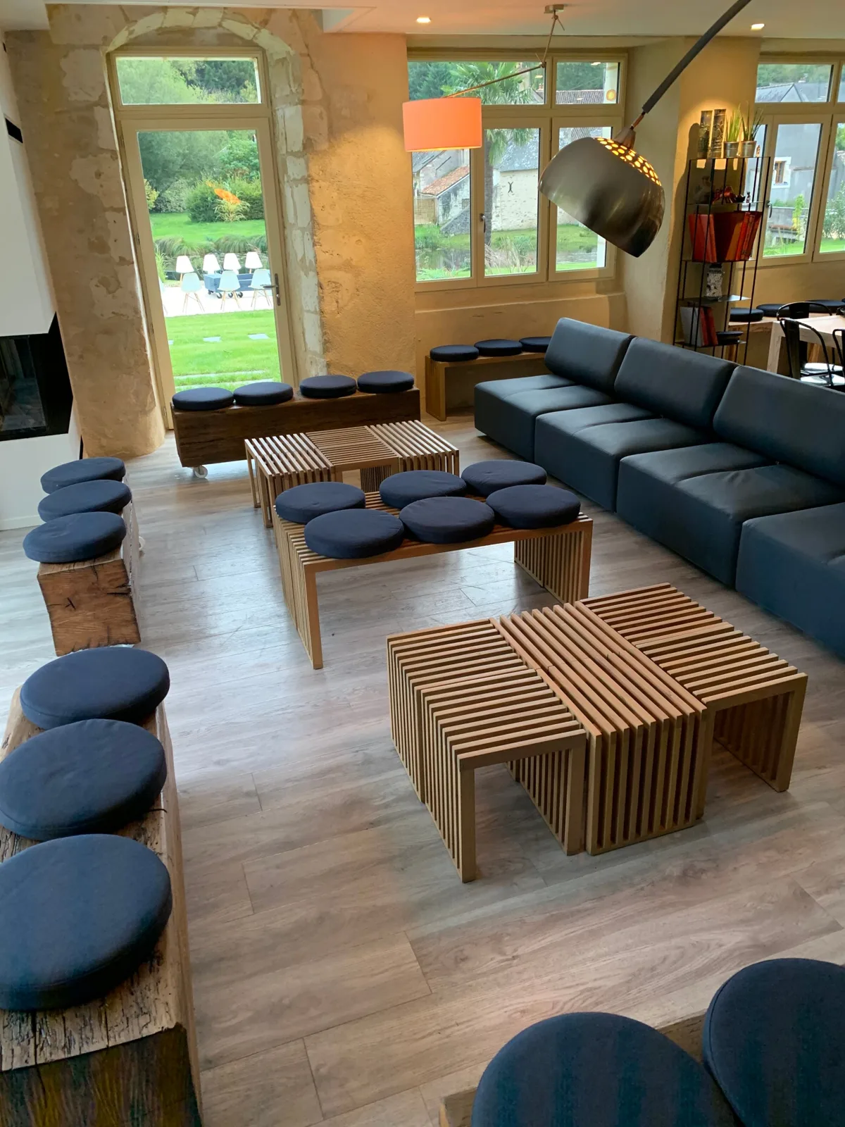 Le salon à la tombée du jour, ouvert sur le parc
